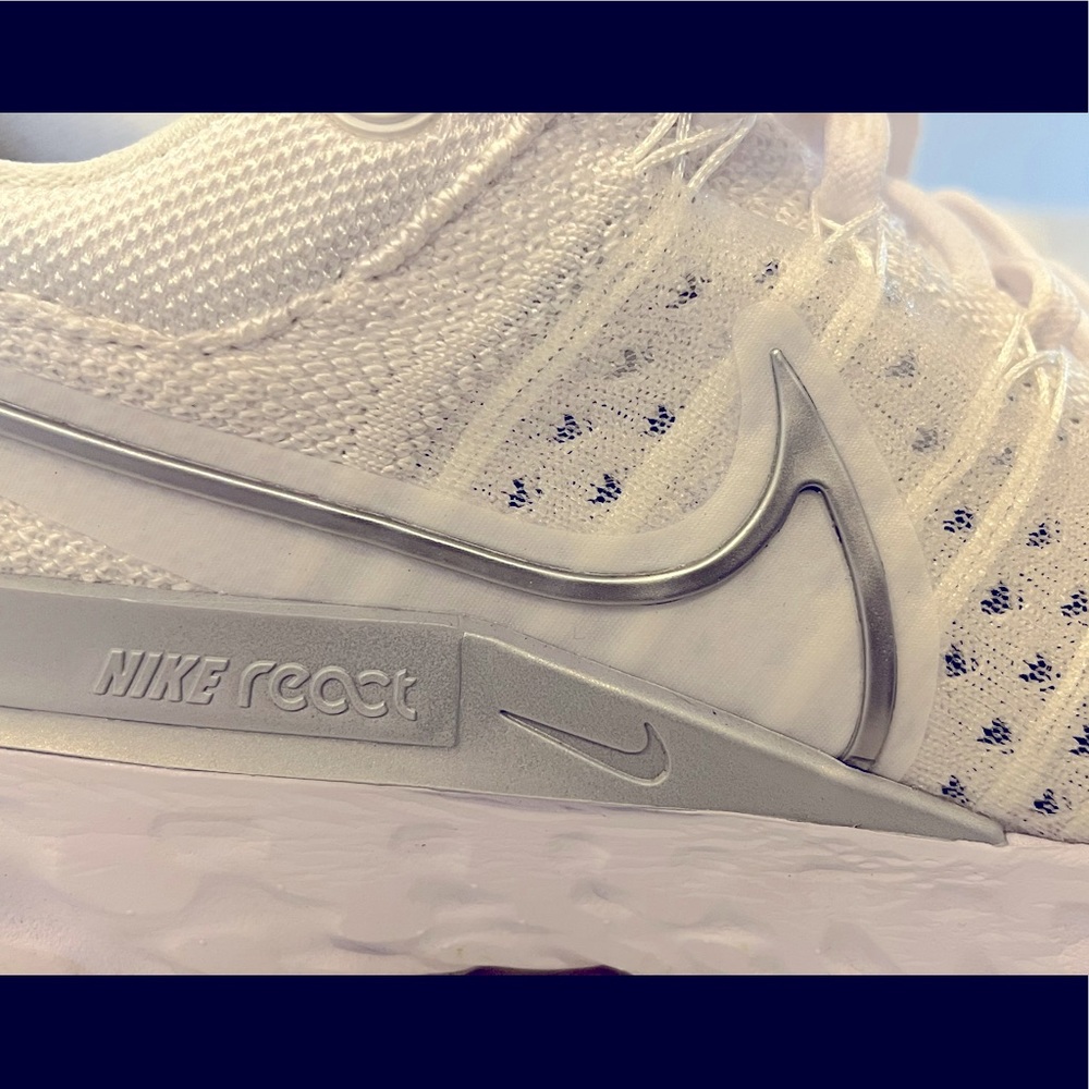 Women’s NIKE recast shoes, size 7.